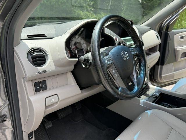 Honda Pilot Touring 2WD 5-Spd AT with DVD 2010