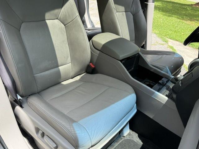Honda Pilot Touring 2WD 5-Spd AT with DVD 2010