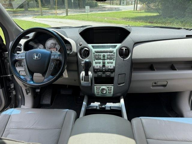 Honda Pilot Touring 2WD 5-Spd AT with DVD 2010