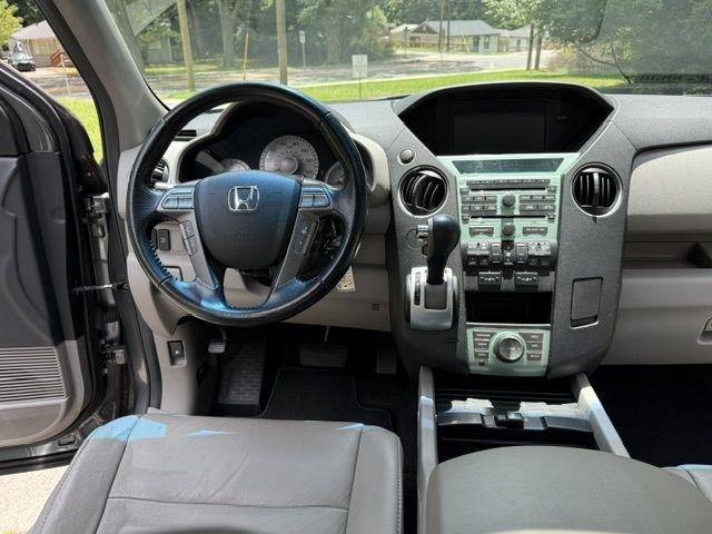 Honda Pilot Touring 2WD 5-Spd AT with DVD 2010