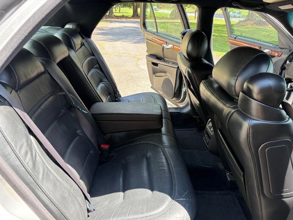 Cadillac DeVille Base 2000