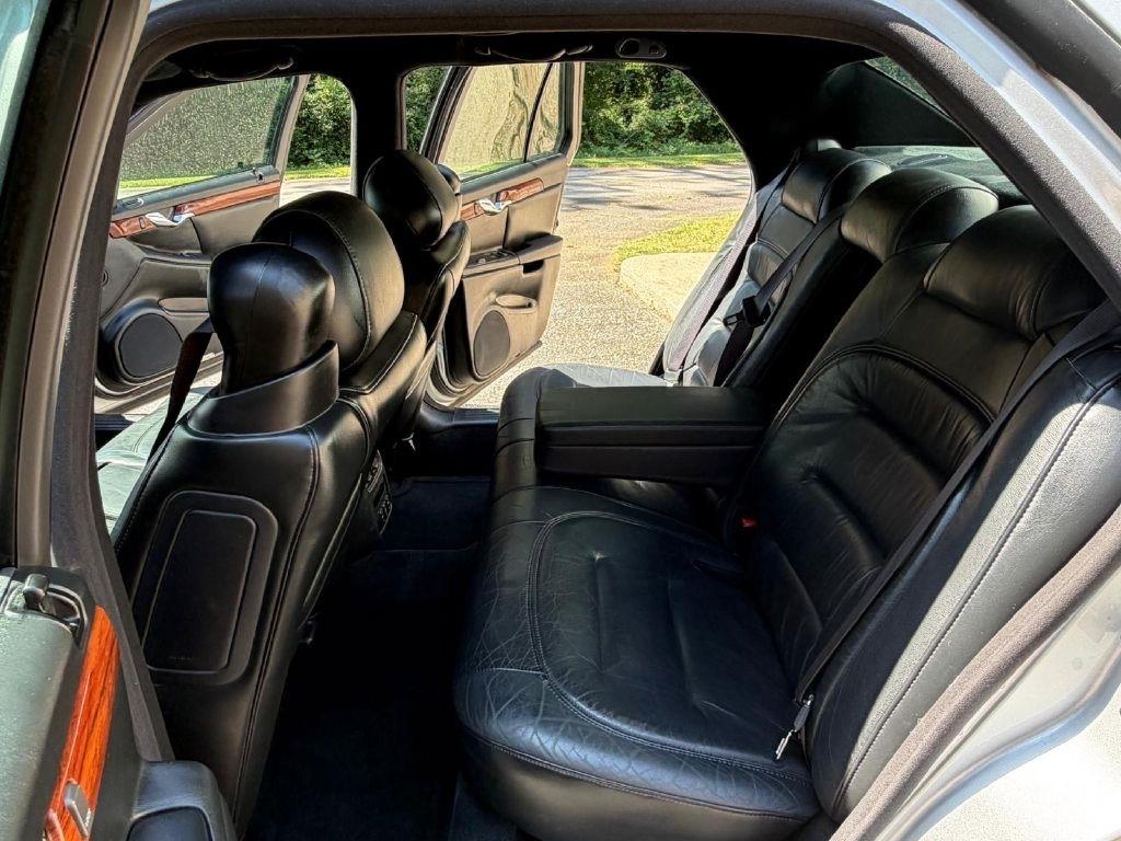 Cadillac DeVille Base 2000