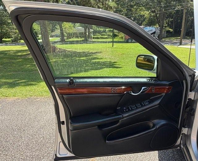 Cadillac DeVille Base 2000