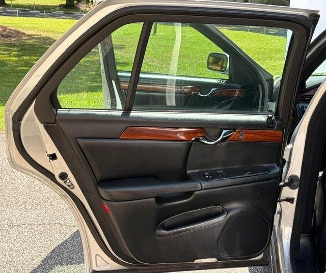 Cadillac DeVille Base 2000