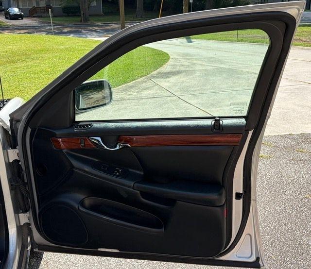 Cadillac DeVille Base 2000