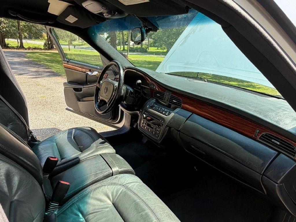 Cadillac DeVille Base 2000