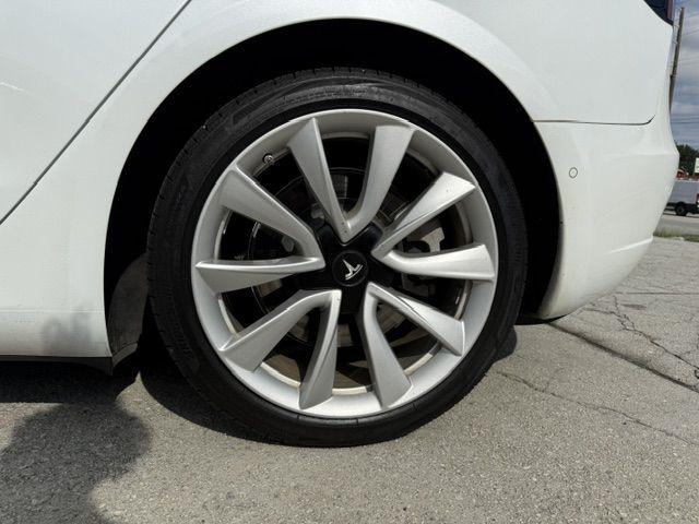 Tesla Model 3 photo 10