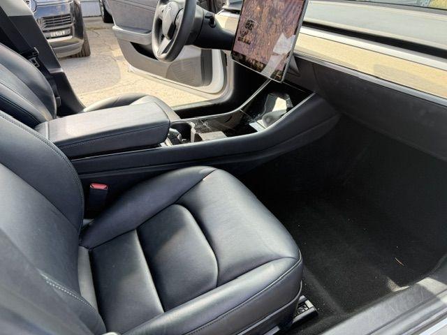 Tesla Model 3 photo 16