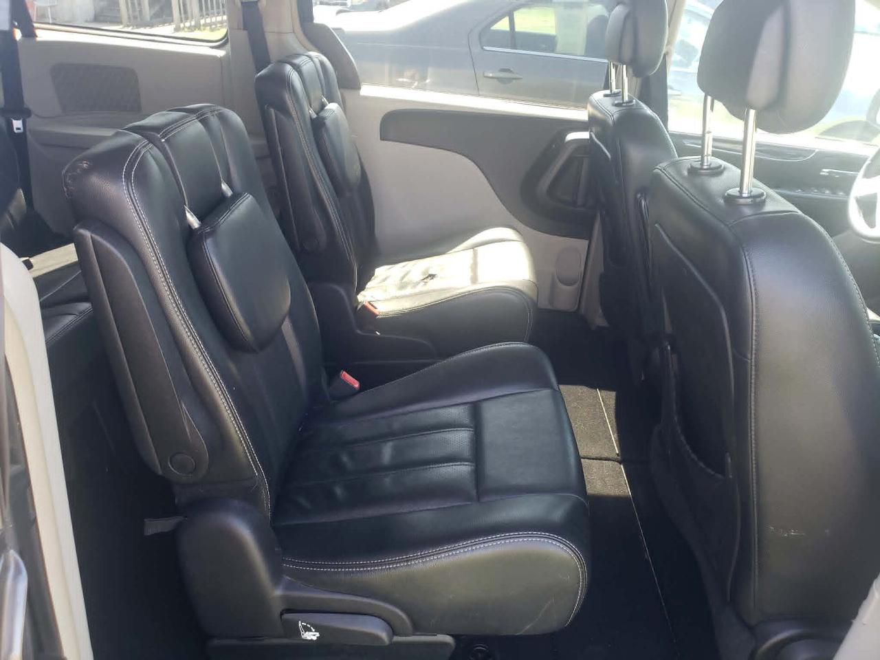 Chrysler Town & Country Touring 2012