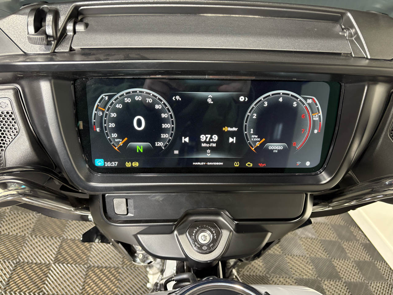 Harley-Davidson FLHX  2024