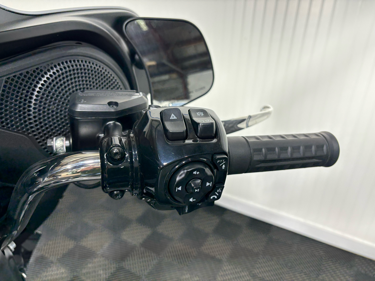 Harley-Davidson FLHX  2024