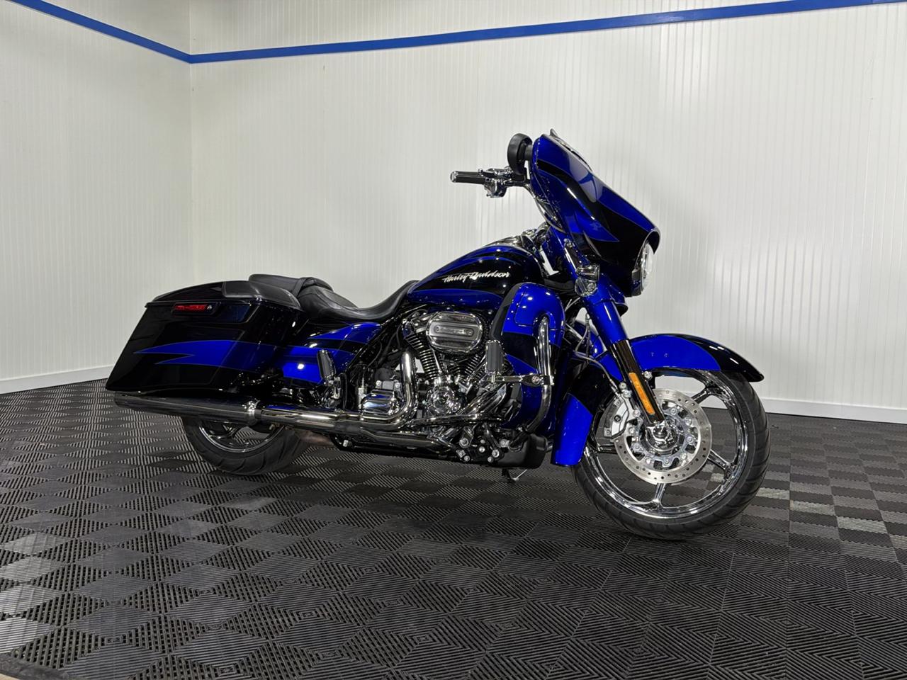 2017 Harley-Davidson FLHXSE 