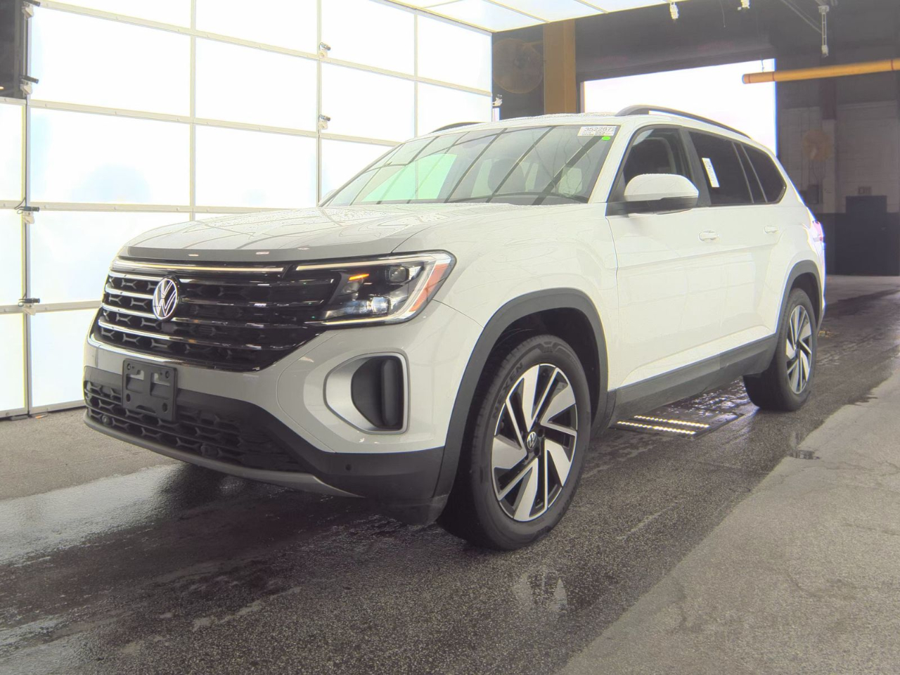 2025 Volkswagen Atlas SE photo 3