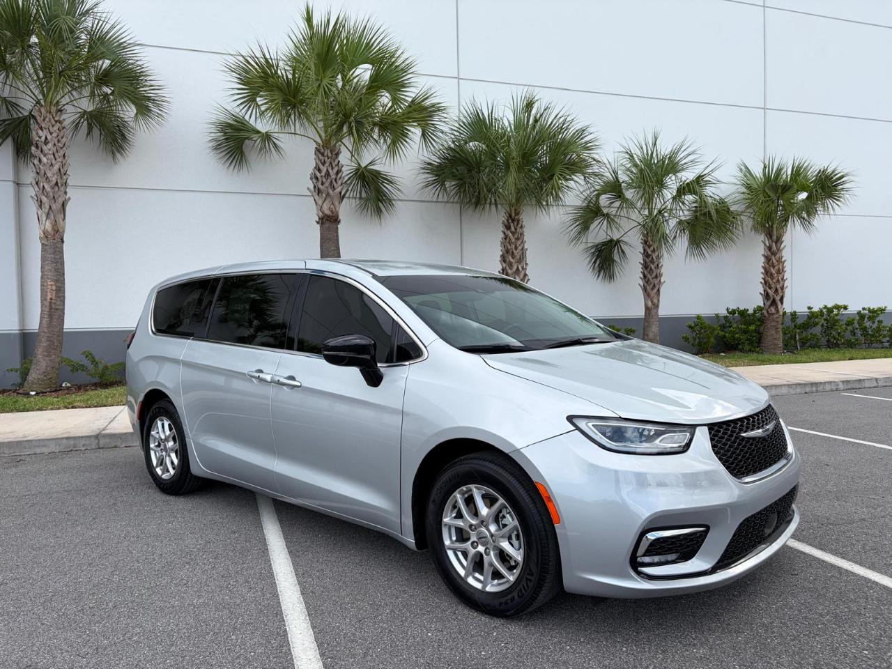 Chrysler Pacifica Touring L FWD 2024
