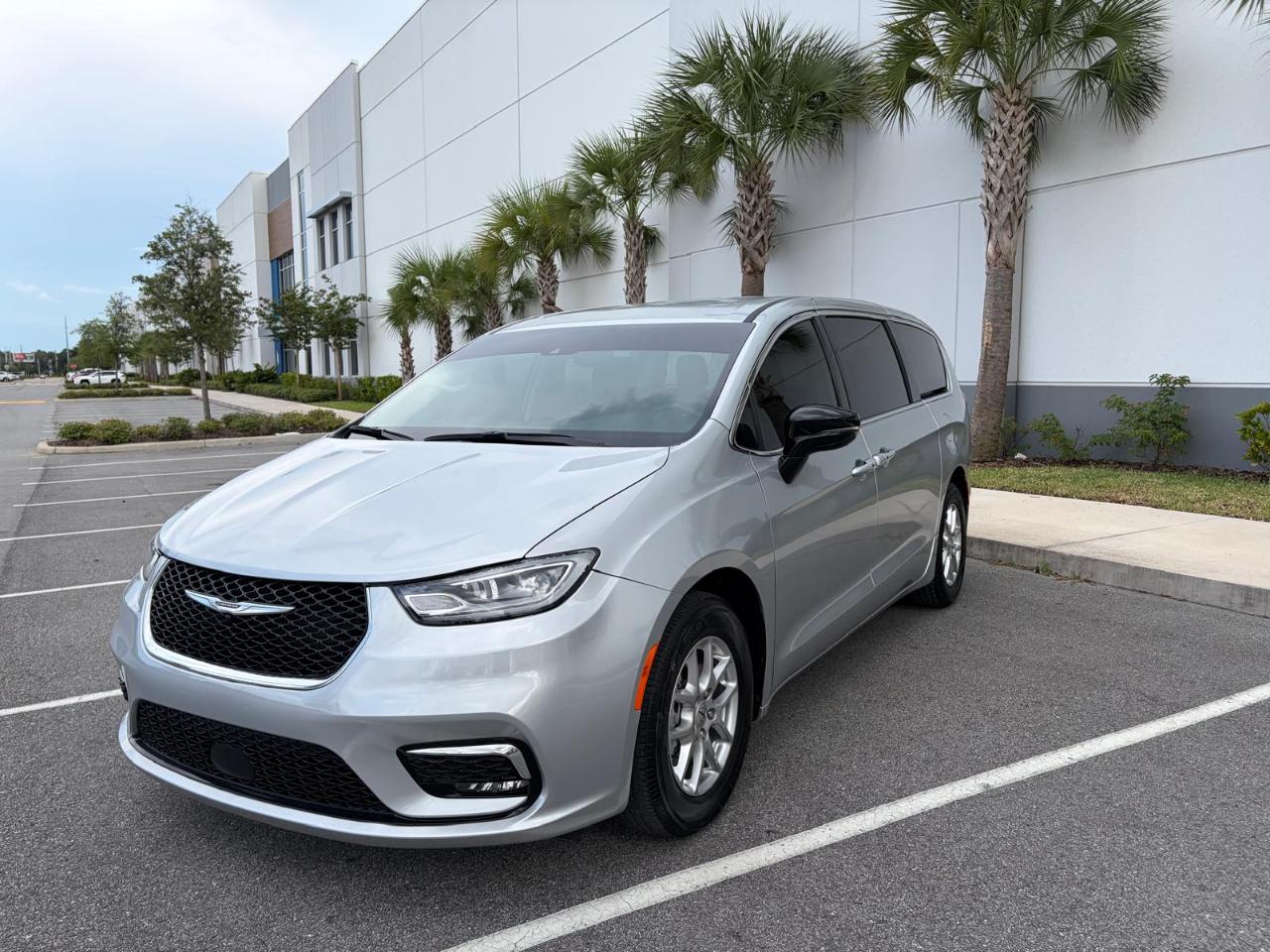 Chrysler Pacifica Touring L FWD 2024