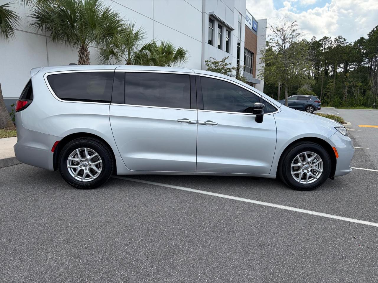 Chrysler Pacifica Touring L FWD 2024