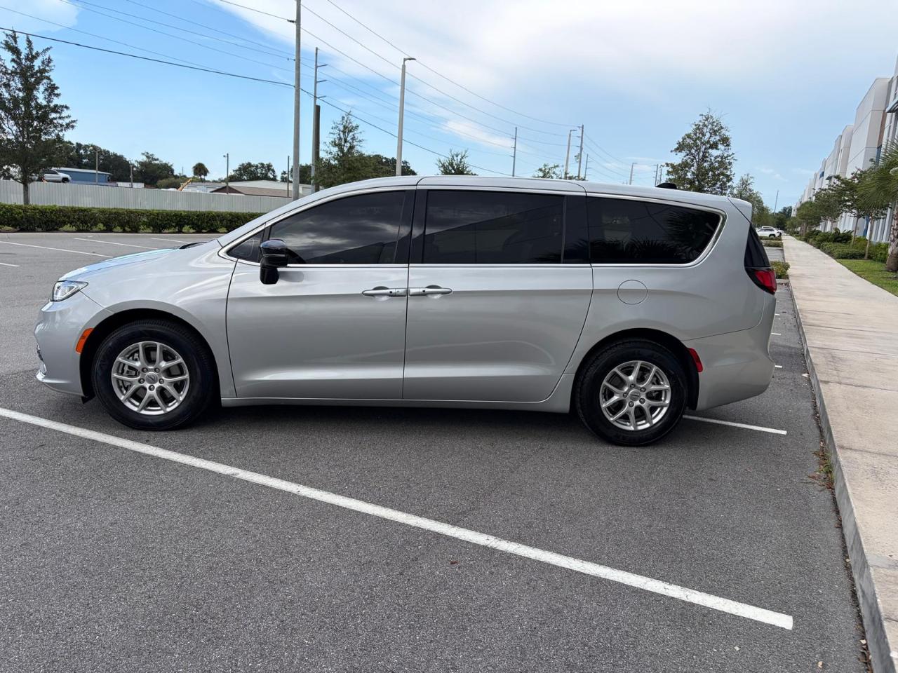 Chrysler Pacifica Touring L FWD 2024