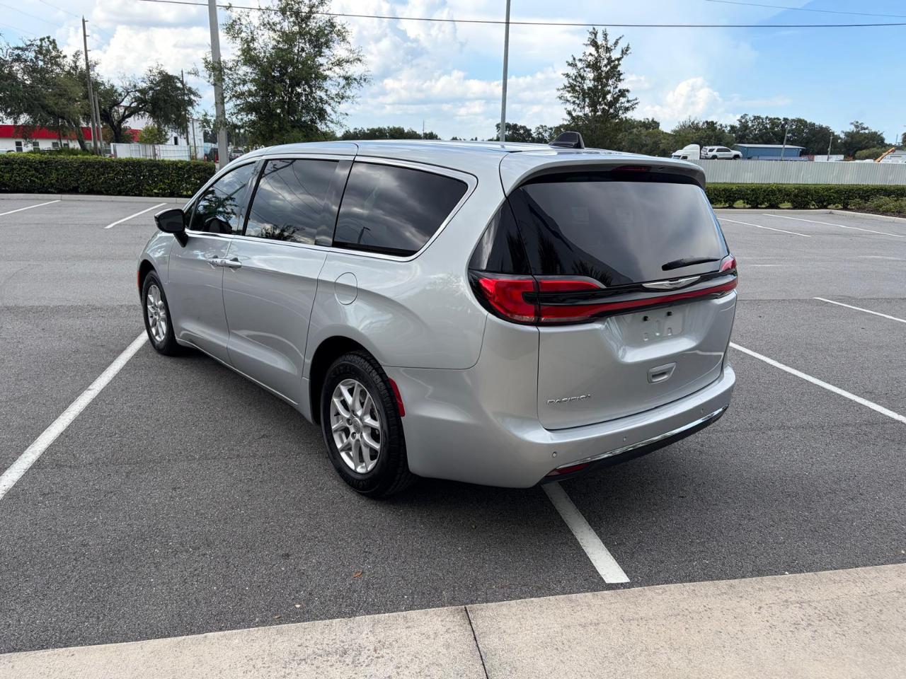 Chrysler Pacifica Touring L FWD 2024