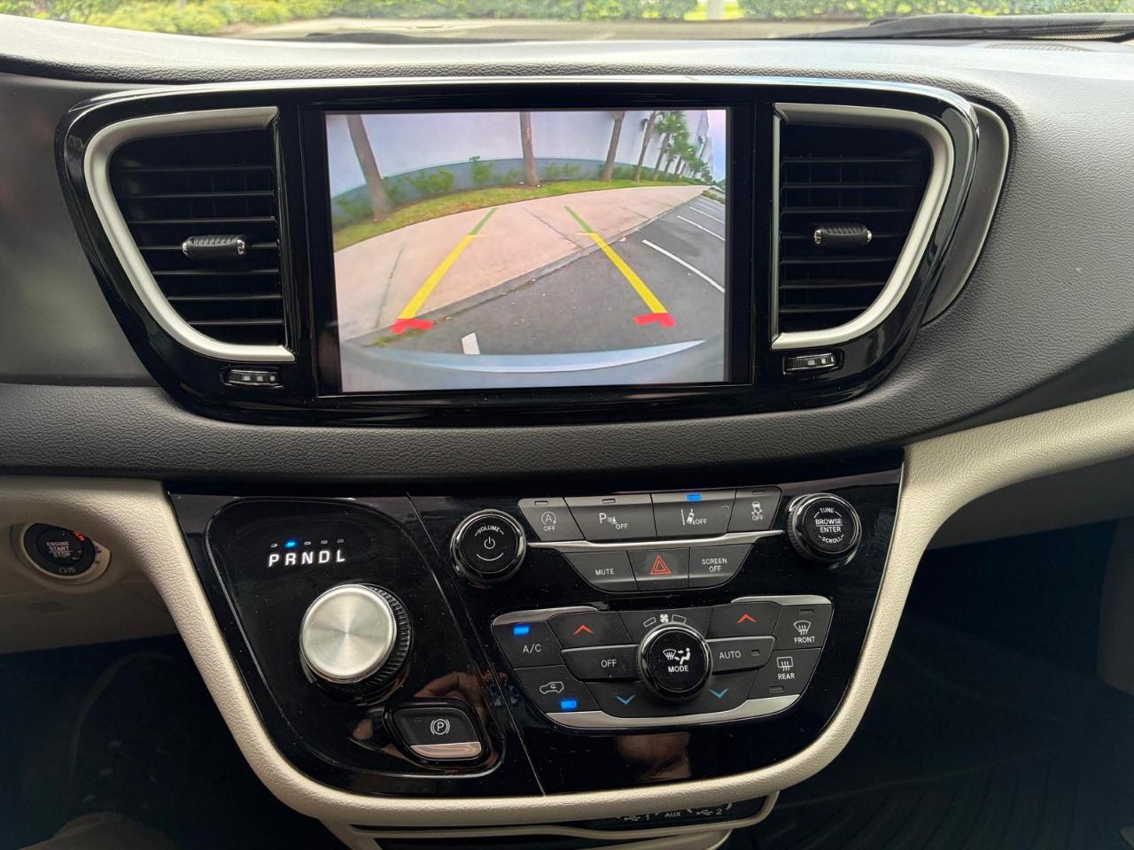 Chrysler Pacifica Touring L FWD 2024