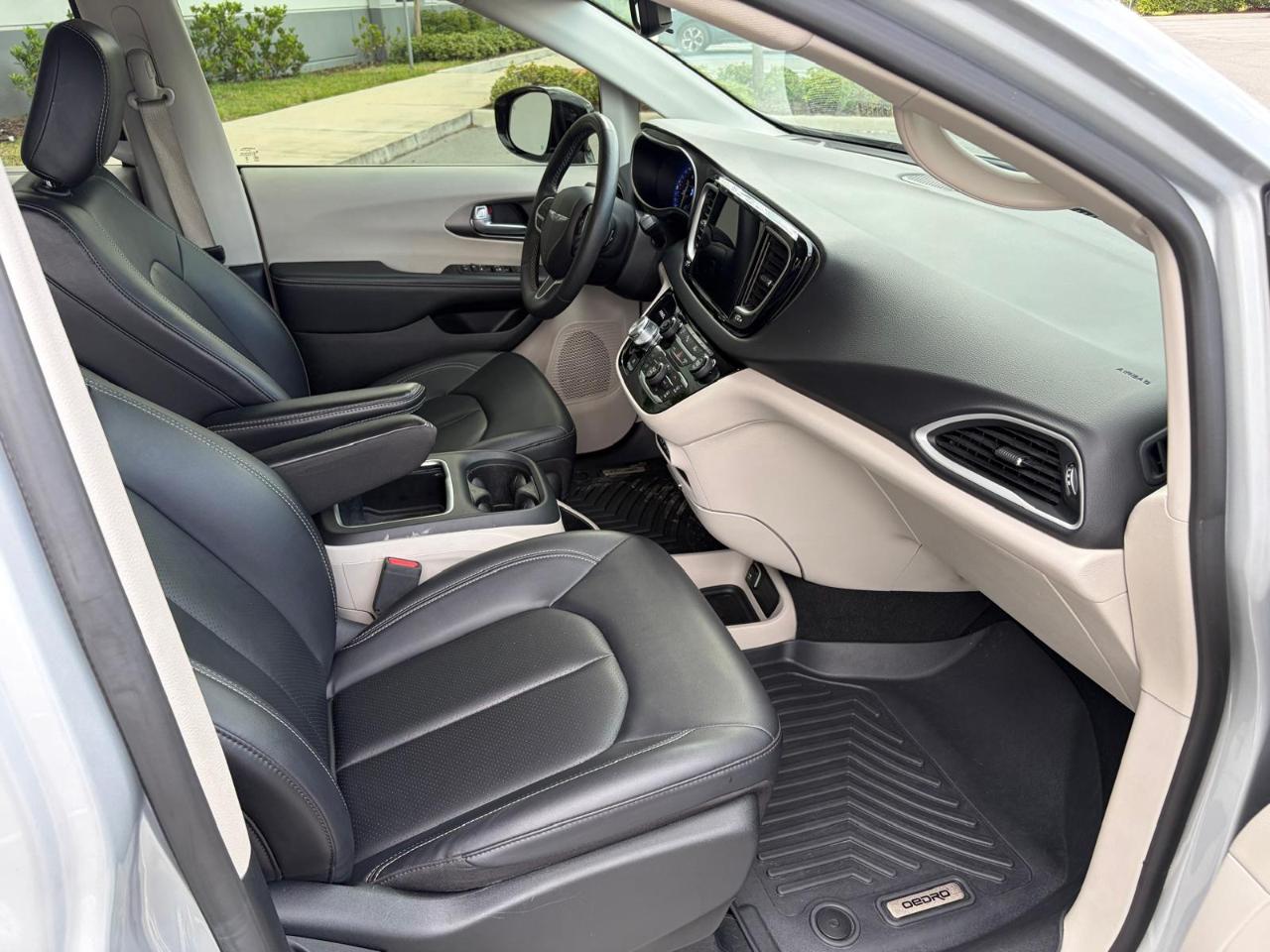 Chrysler Pacifica Touring L FWD 2024