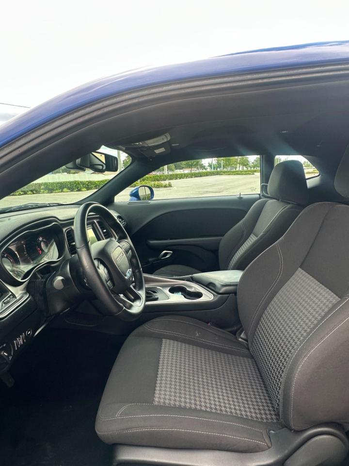 Dodge Challenger SXT RWD 2022