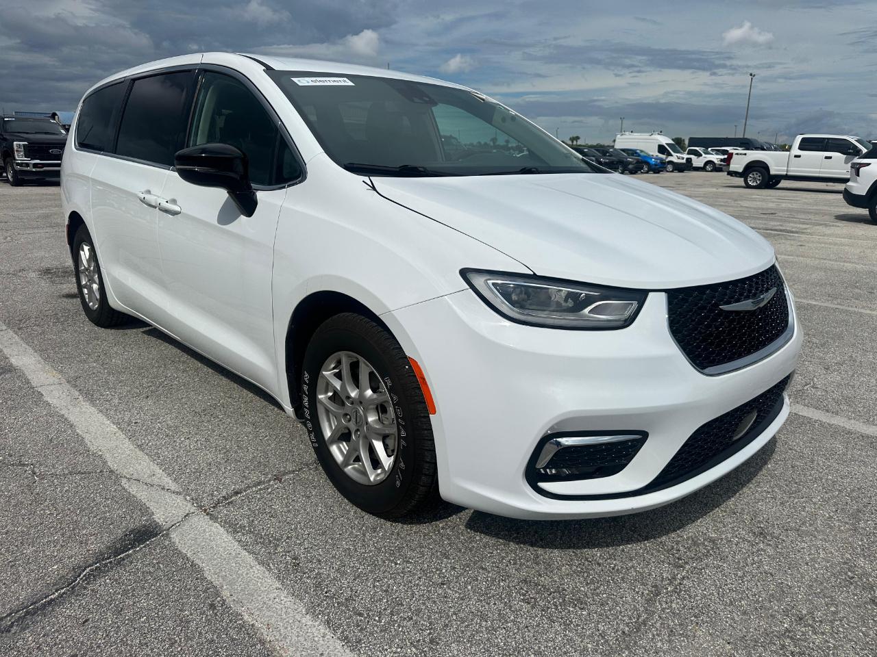 Chrysler Pacifica Touring L FWD 2024