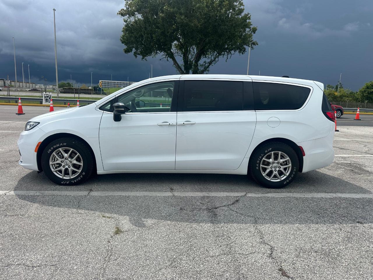 Chrysler Pacifica Touring L FWD 2024