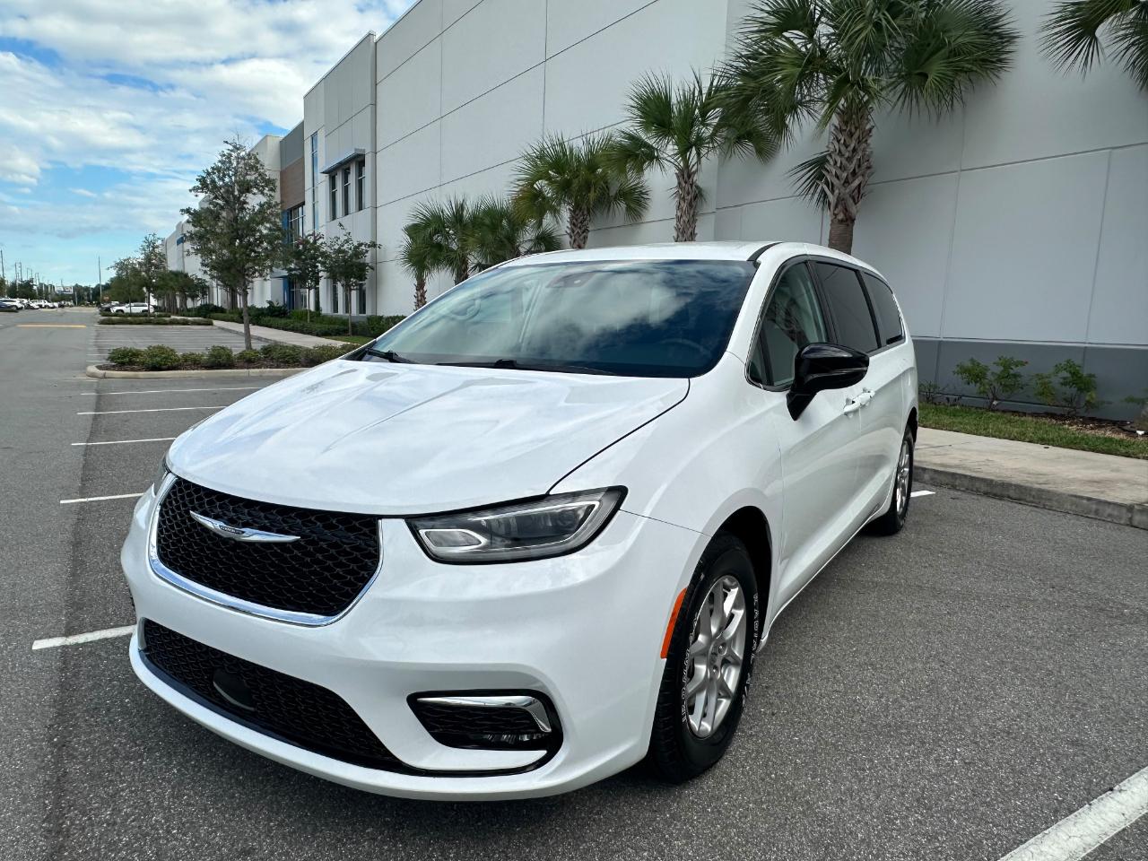 Chrysler Pacifica Touring L FWD 2024