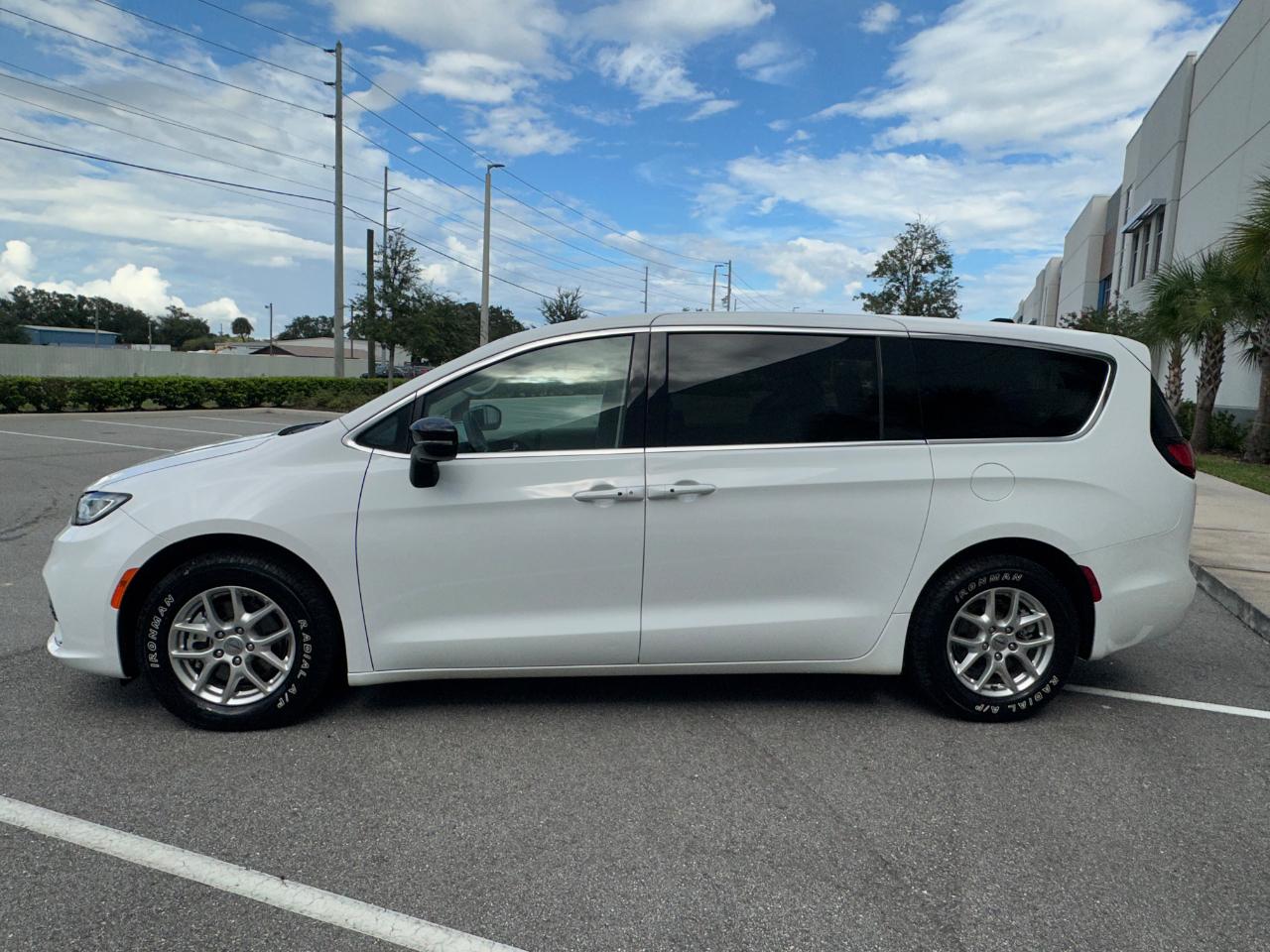Chrysler Pacifica Touring L FWD 2024