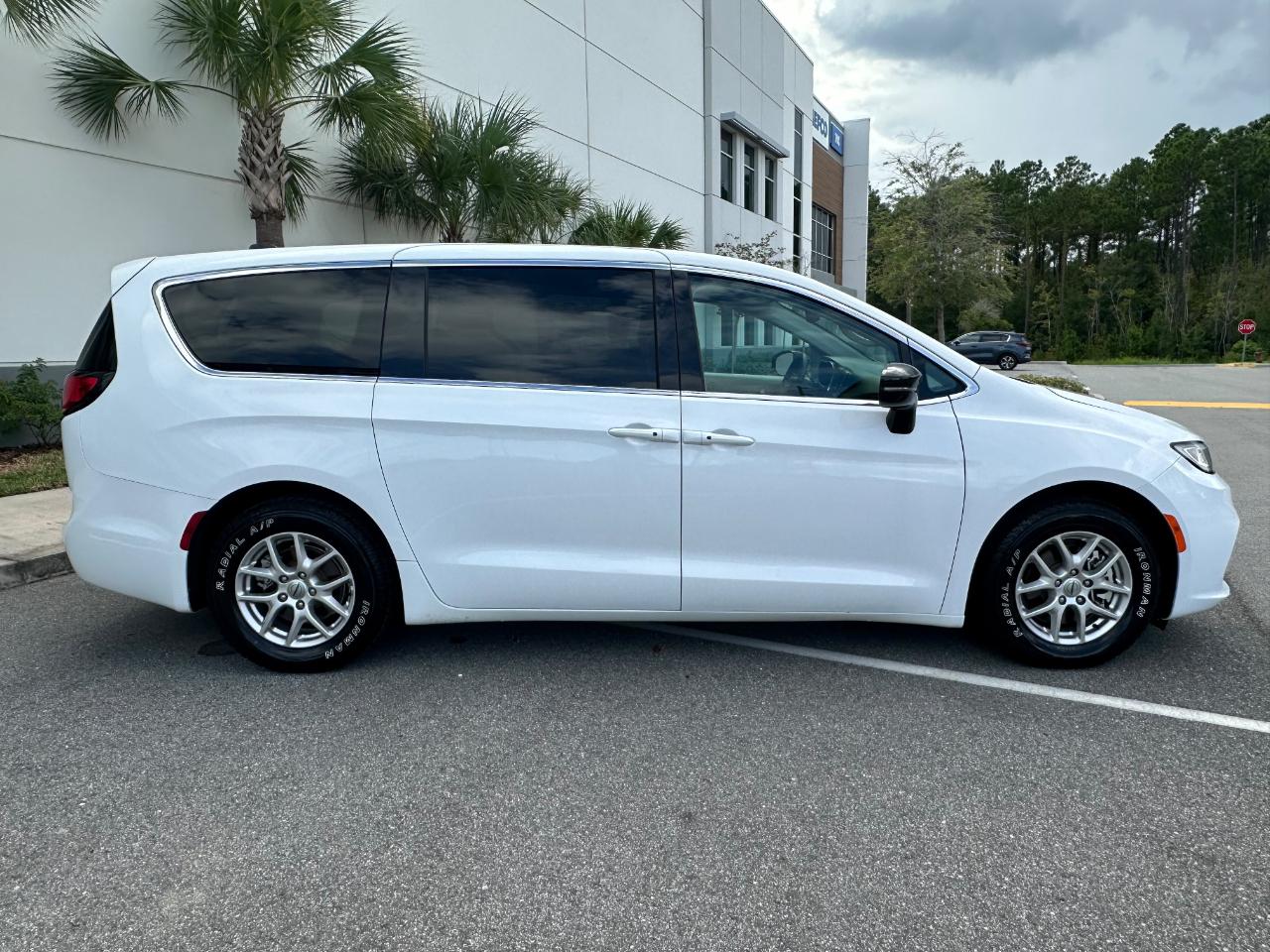 Chrysler Pacifica Touring L FWD 2024