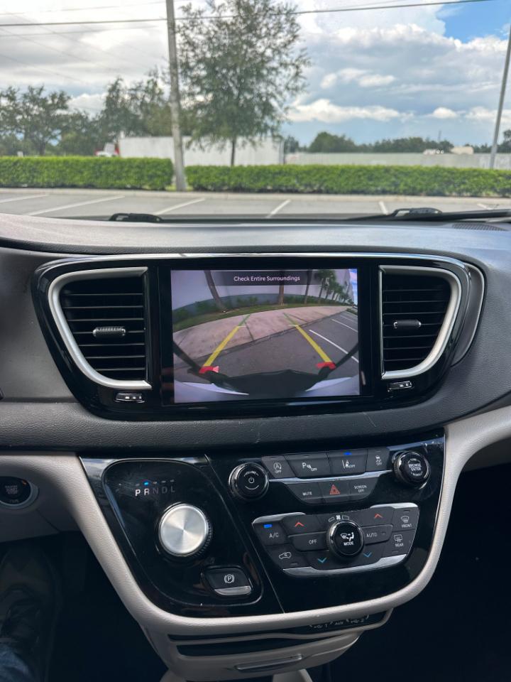 Chrysler Pacifica Touring L FWD 2024