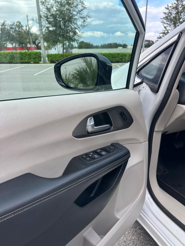 Chrysler Pacifica Touring L FWD 2024