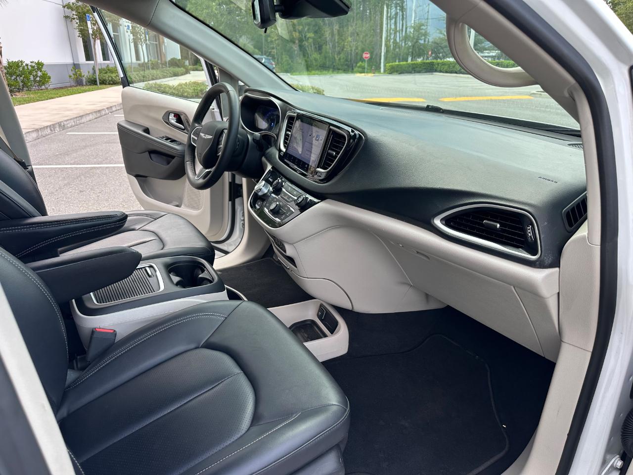 Chrysler Pacifica Touring L FWD 2024