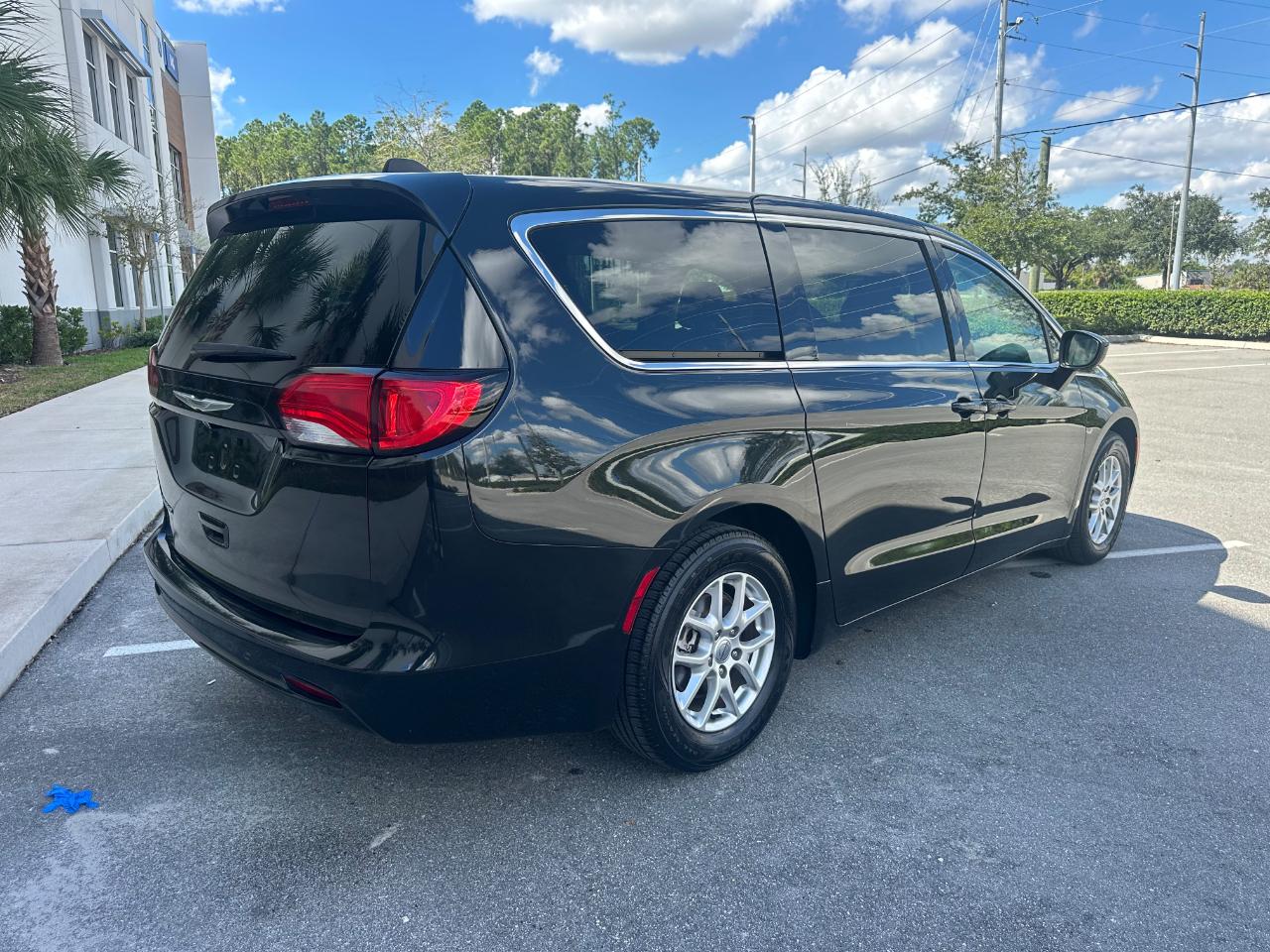 Chrysler Voyager LX FWD 2023