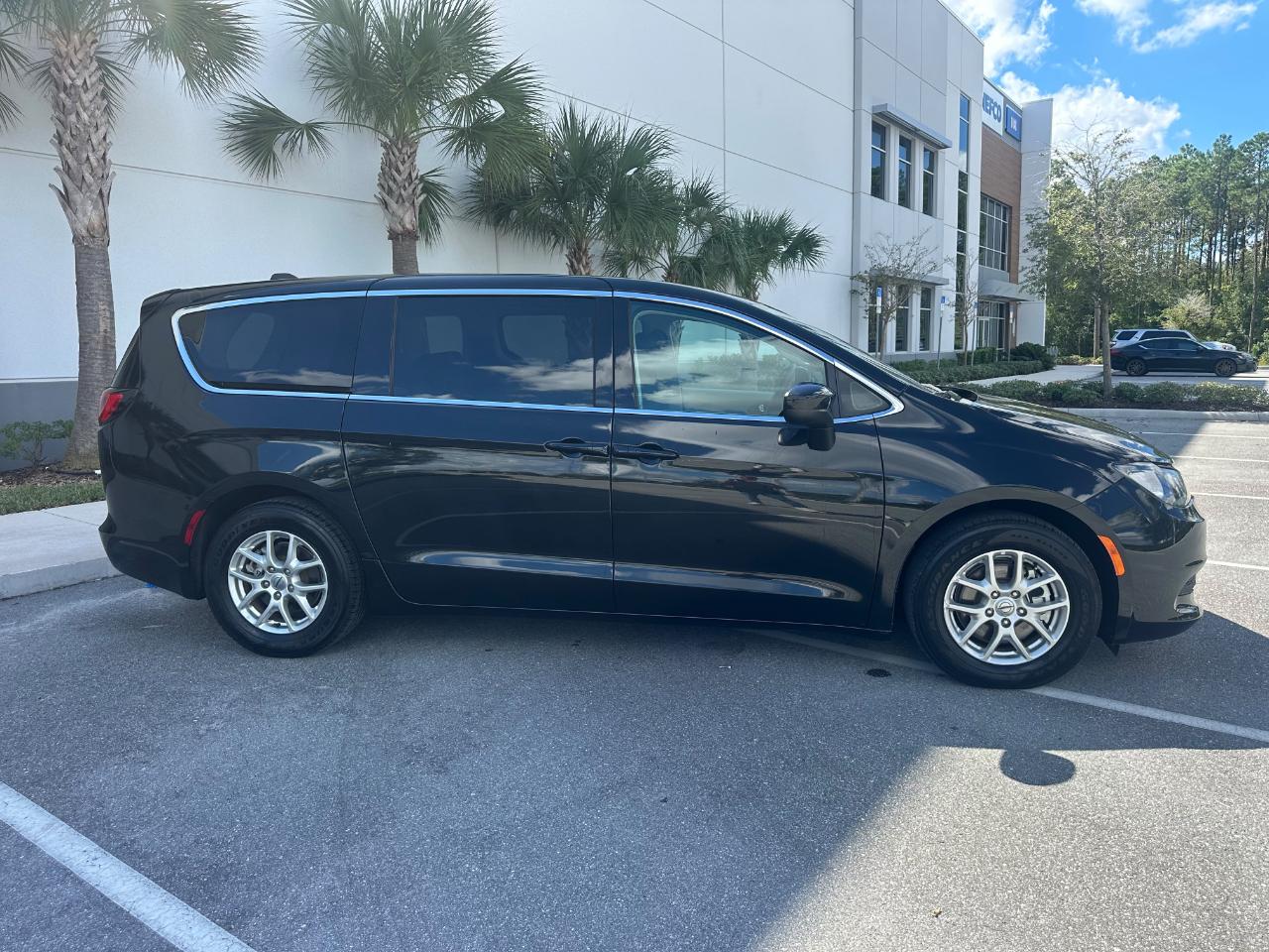 Chrysler Voyager LX FWD 2023