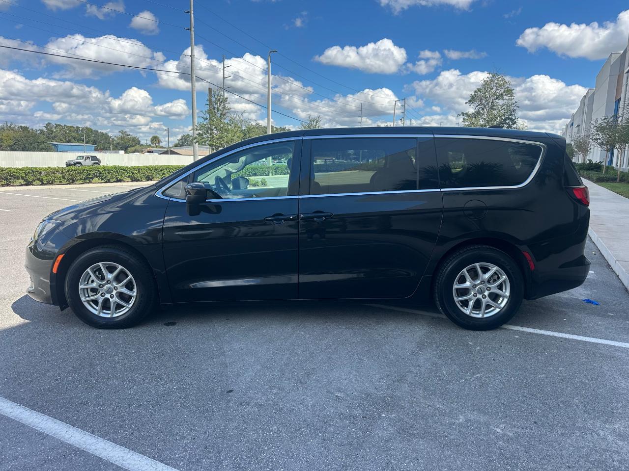 Chrysler Voyager LX FWD 2023