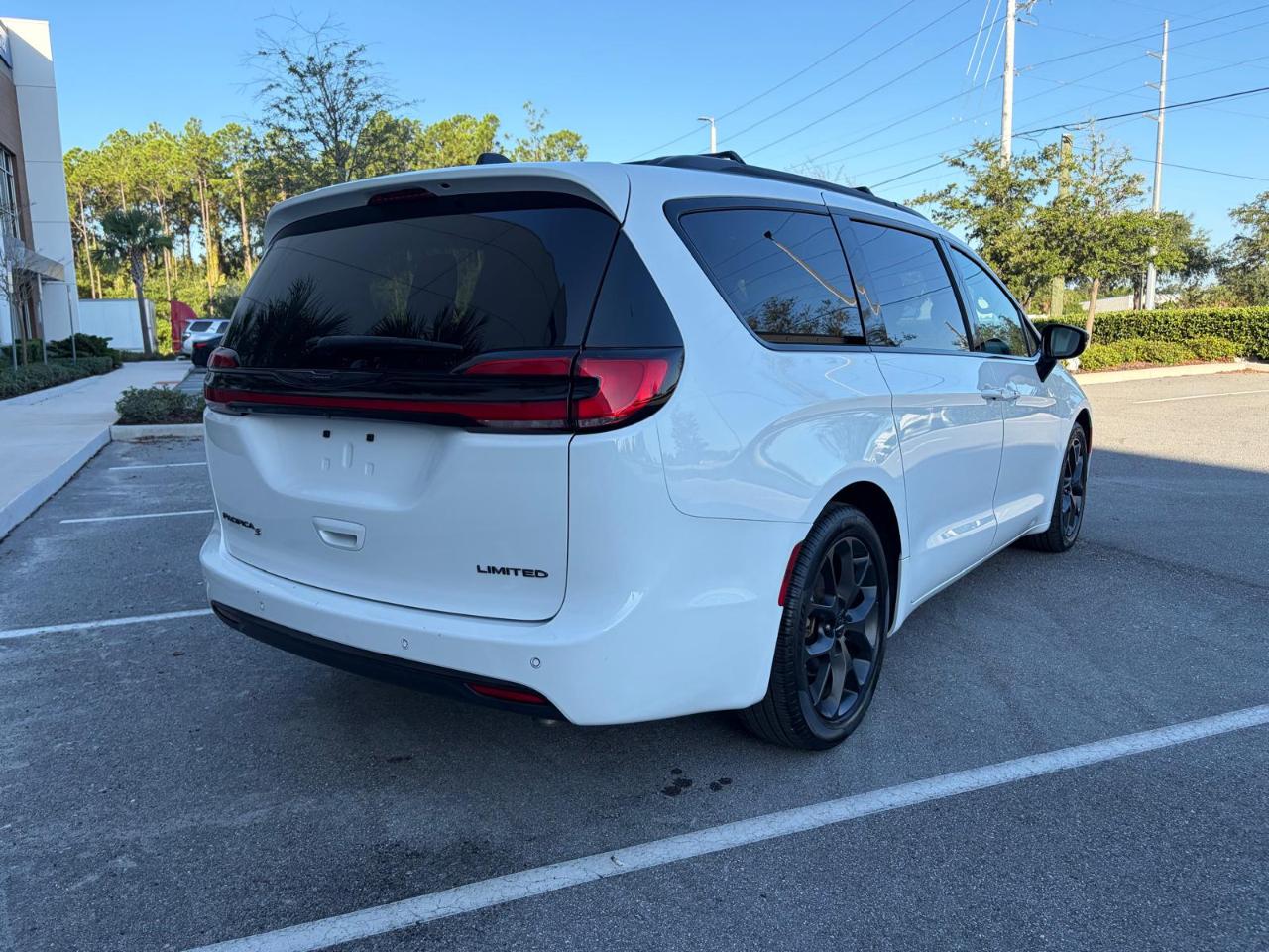 Chrysler Pacifica Limited FWD 2025