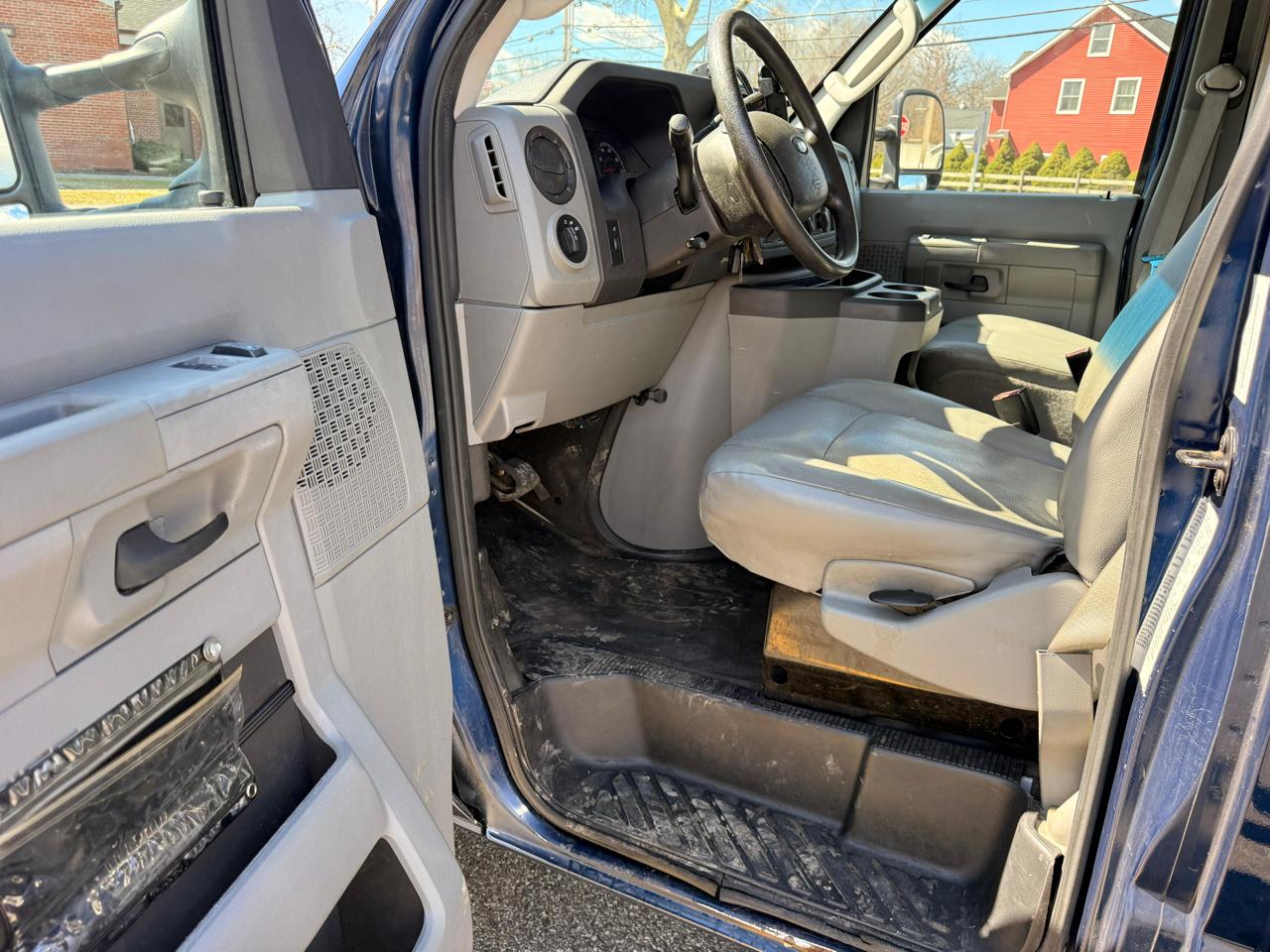 Ford Econoline E-350 Super Duty 2015