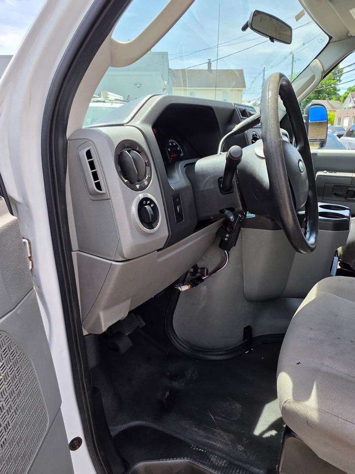 Ford Econoline E-350 Super Duty 2014