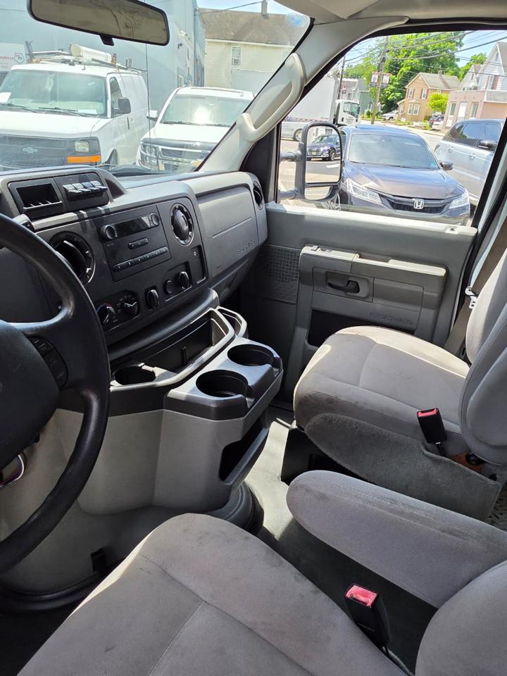 Ford Econoline E-350 Super Duty 2014