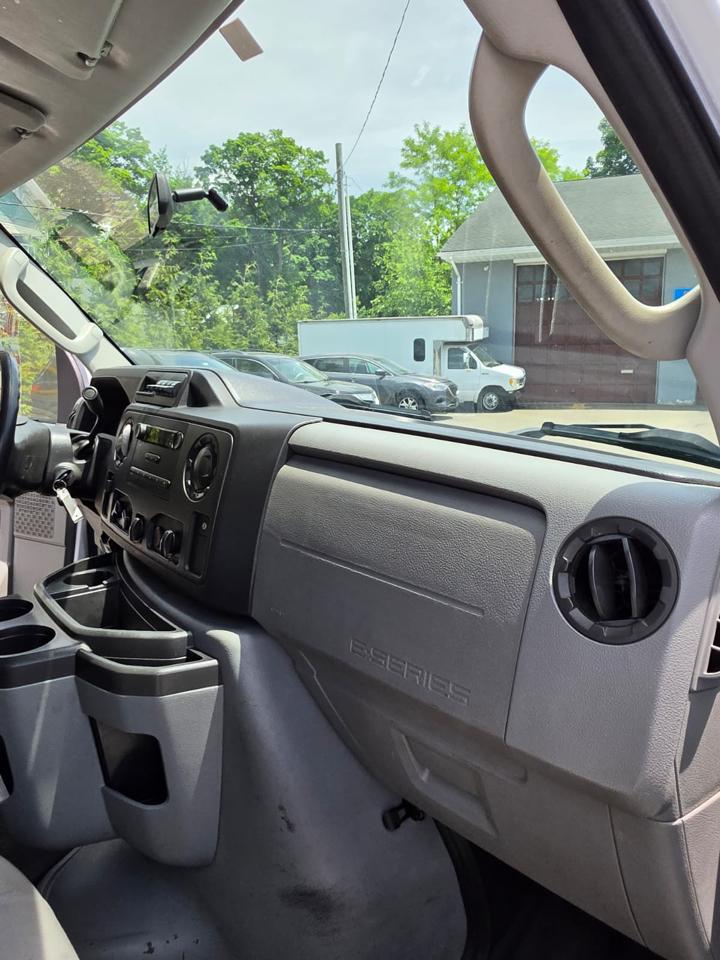 Ford Econoline E-350 Super Duty 2014
