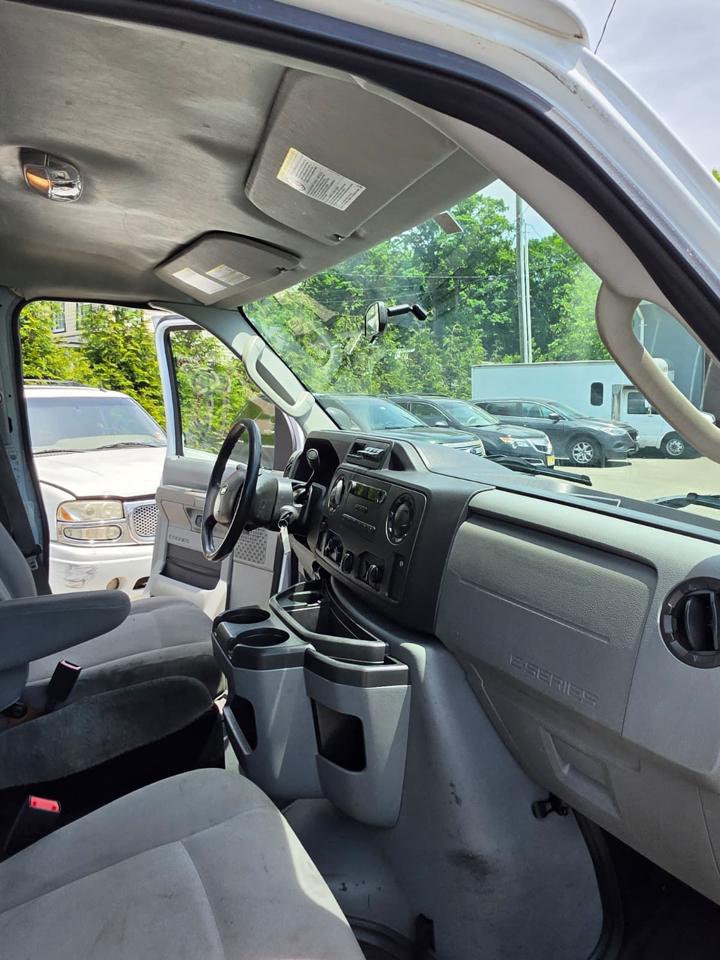 Ford Econoline E-350 Super Duty 2014