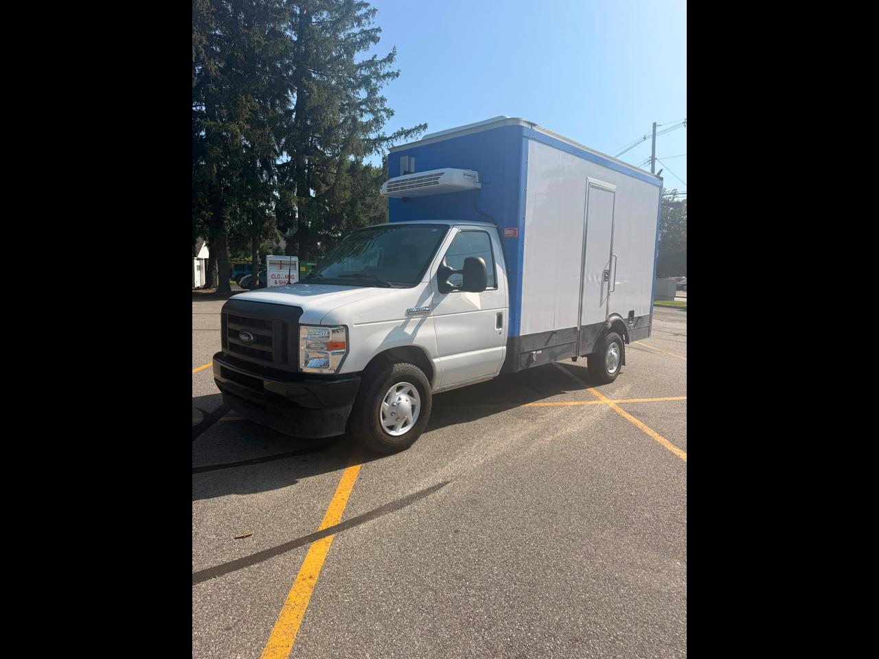 Ford Econoline E-350 Super Duty 2024