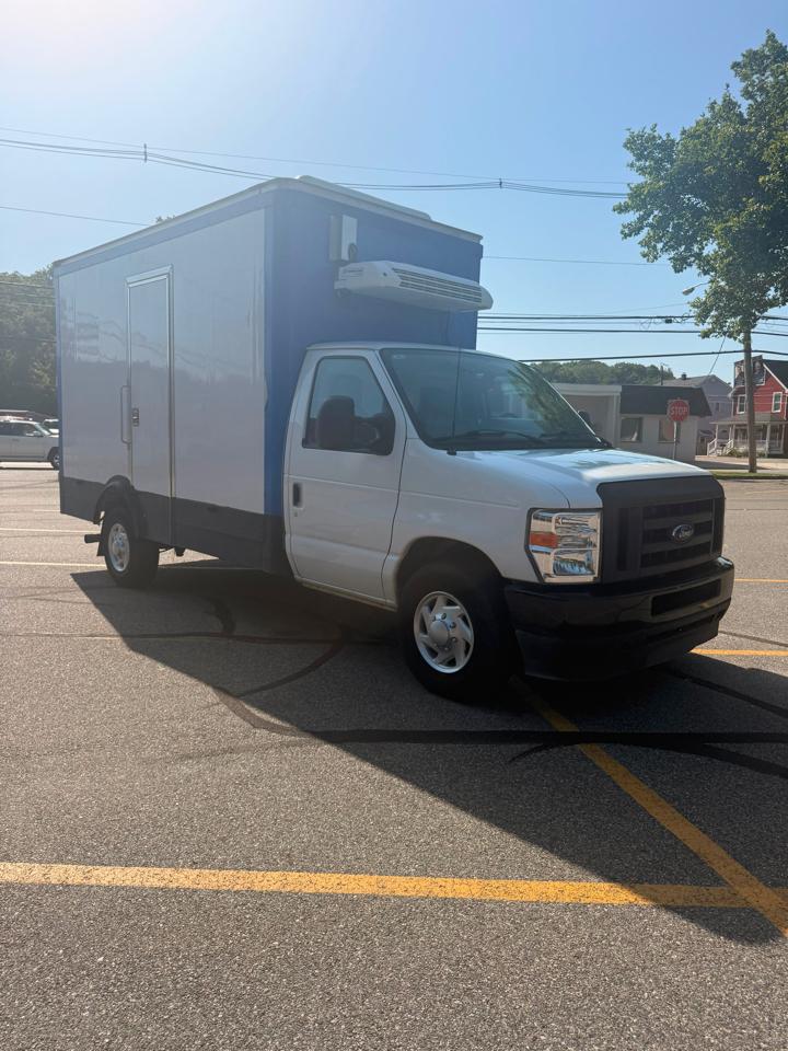 Ford Econoline E-350 Super Duty 2024