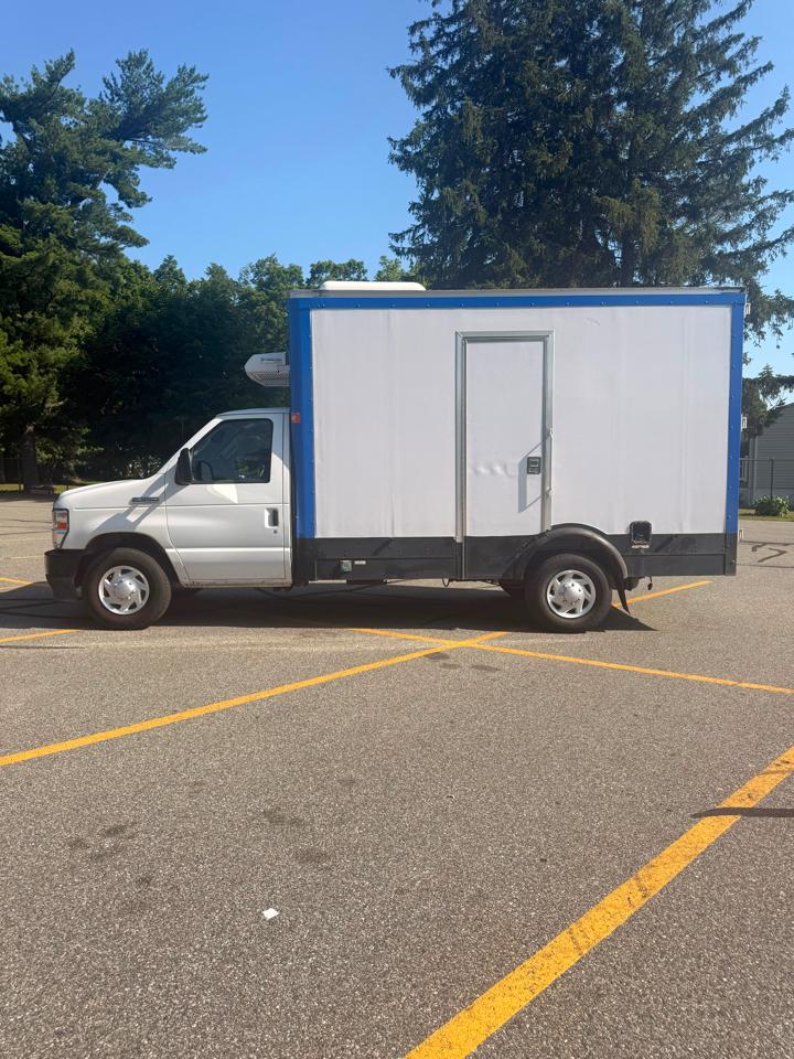 Ford Econoline E-350 Super Duty 2024