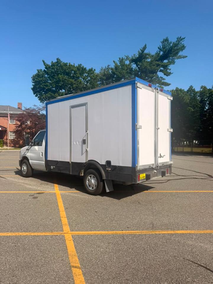 Ford Econoline E-350 Super Duty 2024