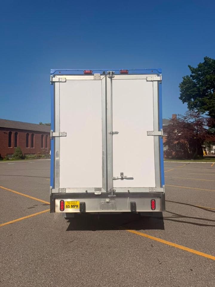 Ford Econoline E-350 Super Duty 2024