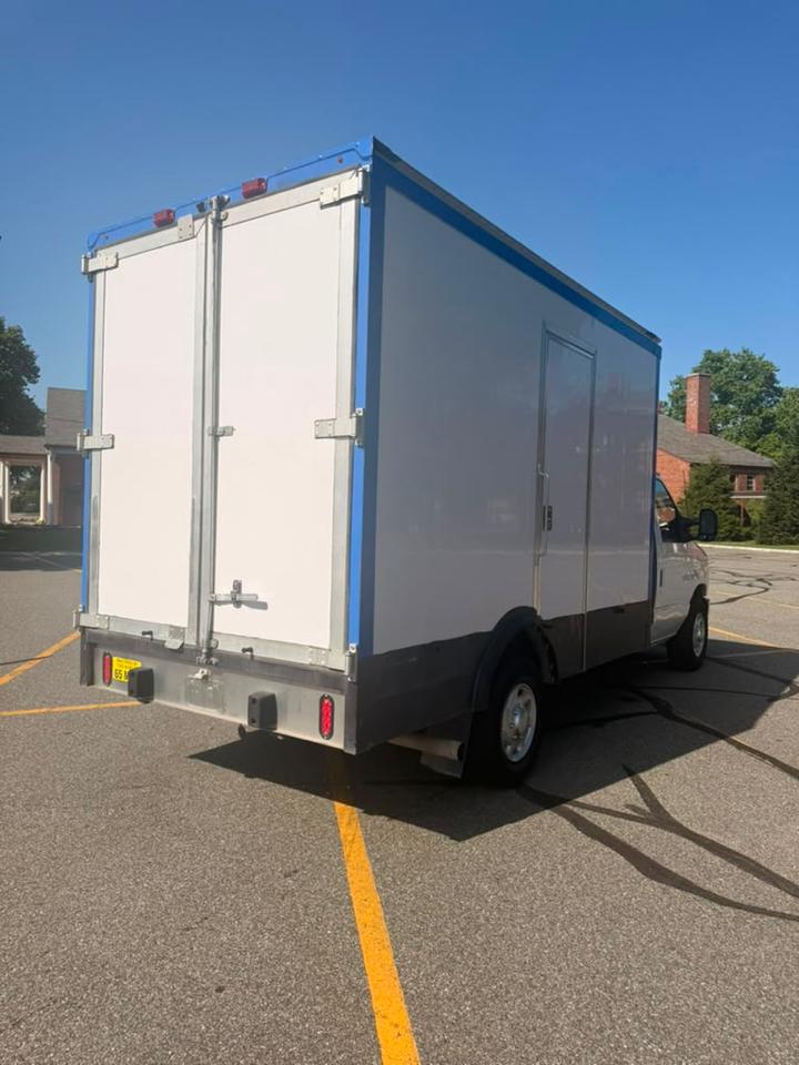 Ford Econoline E-350 Super Duty 2024