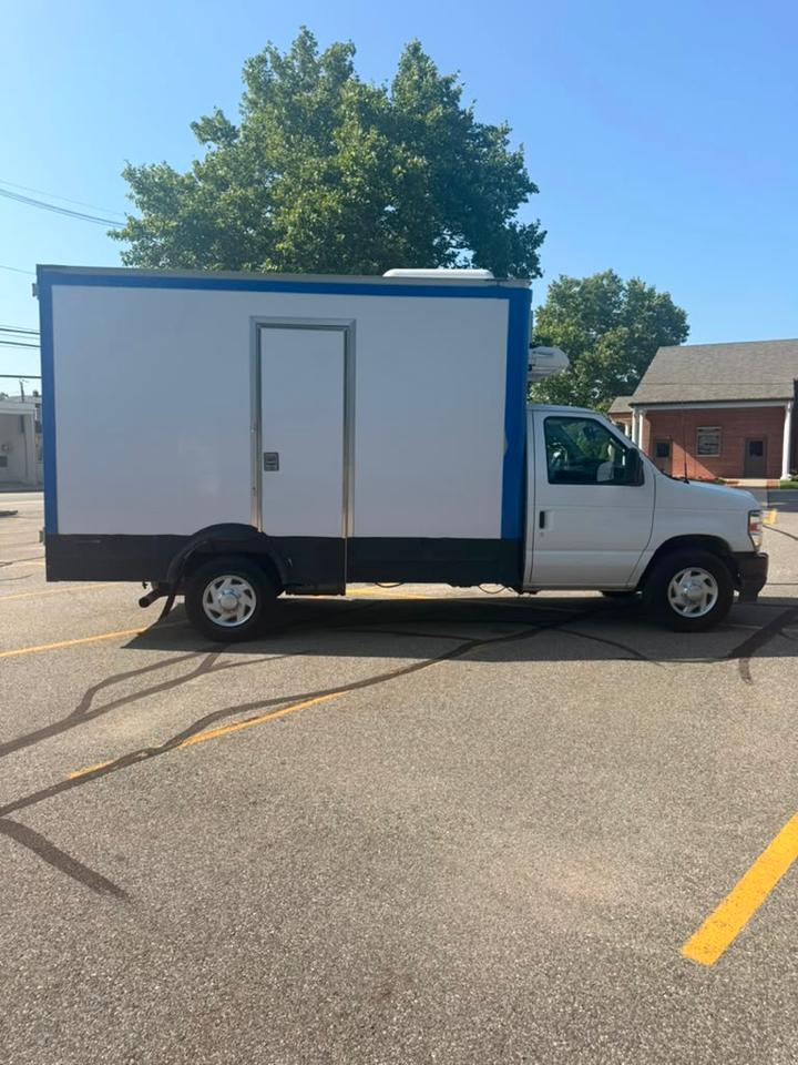 Ford Econoline E-350 Super Duty 2024