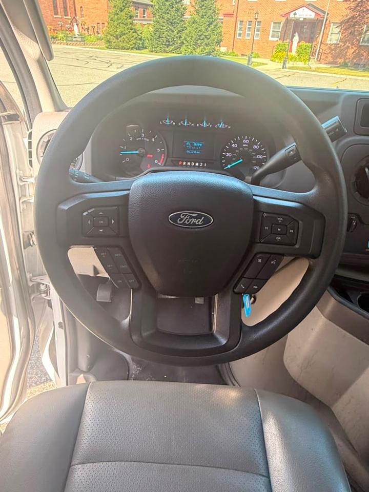 Ford Econoline E-350 Super Duty 2024
